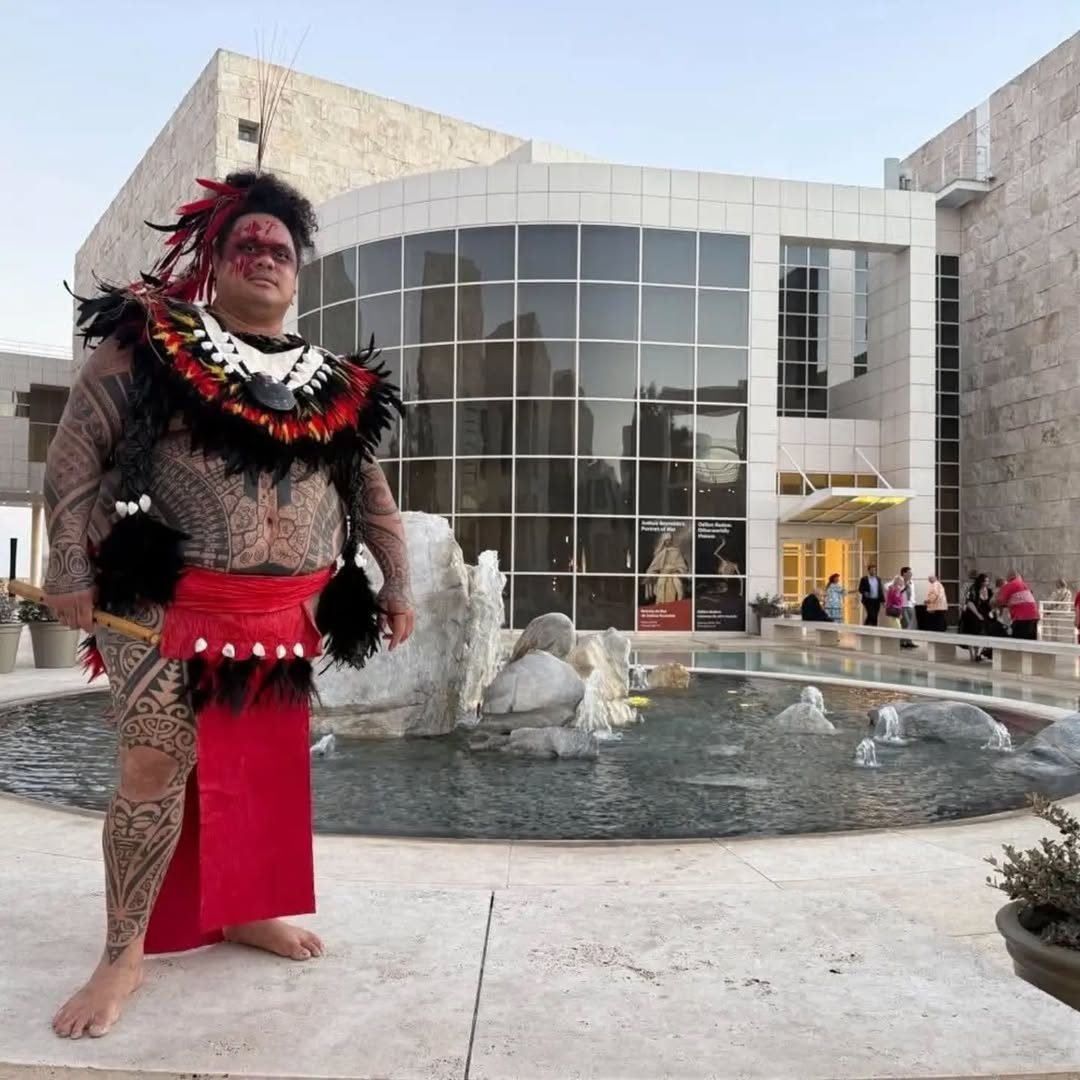 Patu en tenue traditionnelle, corps entièrement tatoué, devant le Getty Center
