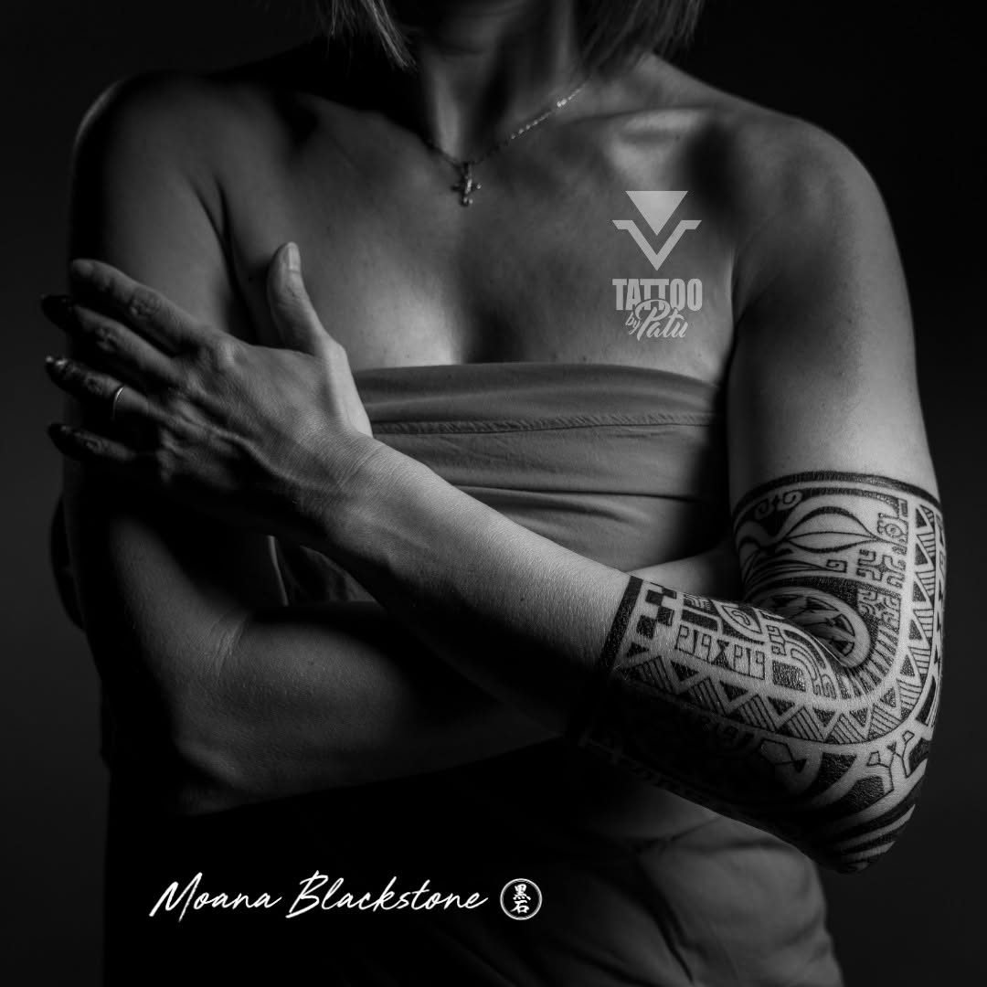 Manchette polynésienne sur l'avant-bras, photo en noir et blanc